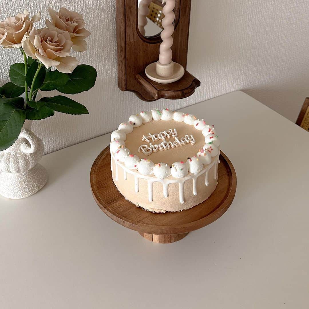 たかあしあかりさんのインスタグラム写真 - (たかあしあかりInstagram)「👯‍♀️  妹の誕生日パーティー🎉  可愛い韓国ケーキとダイソーのパーティーグッズで飾り付け☺️  ダイソー可愛いグッズ沢山あって本当に助かった🤭🎂」6月8日 19時35分 - akari___0302
