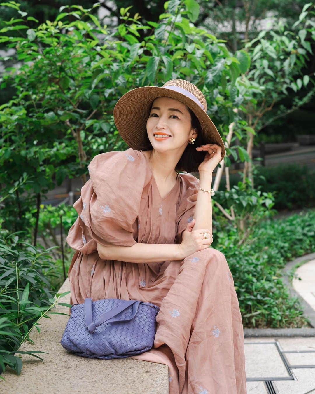 翁安芸さんのインスタグラム写真 - (翁安芸Instagram)「夏に欠かせない @helen_kaminski のハット👒  明日6/9(金) 20:45から ヘレンカミンスキーのインスタライブします💚  金曜日の夜お時間合う方参加してください☺️  #インスタライブ #helenkaminski #ヘレンカミンスキー #summerhat #akiweng #翁安芸  Hat #helenkaminski  Dress #mylan #マイラン Bag #bottegaveneta  Sandals #loewe #ロエベ」6月8日 19時35分 - akinyc