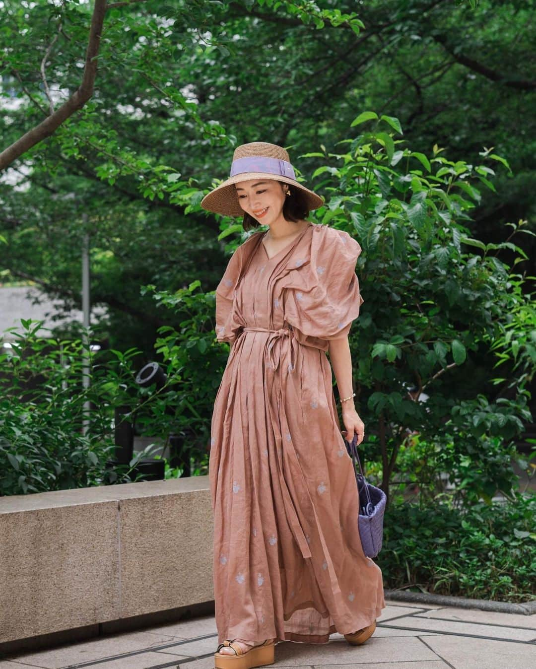 翁安芸さんのインスタグラム写真 - (翁安芸Instagram)「夏に欠かせない @helen_kaminski のハット👒  明日6/9(金) 20:45から ヘレンカミンスキーのインスタライブします💚  金曜日の夜お時間合う方参加してください☺️  #インスタライブ #helenkaminski #ヘレンカミンスキー #summerhat #akiweng #翁安芸  Hat #helenkaminski  Dress #mylan #マイラン Bag #bottegaveneta  Sandals #loewe #ロエベ」6月8日 19時35分 - akinyc