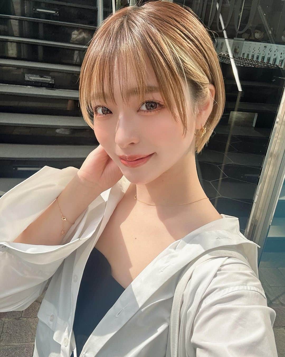 Hitomiのインスタグラム：「❤︎  思い切って前髪切ってみました...✂︎🫣 記憶が正しければ約7年ぶりの前髪あり😮‍💨❣️笑 昔に前髪カットした時に似合わないと言われて その言葉ずうぅーっと引きずってたけど、 美容師さんに前髪絶対似合いますよ！任せてください！ とひと押ししてもらってカット❤️‍🔥  やっぱりプロはすごい🥺💓 チャレンジしてよかったっ🥹  こういう手書きのメッセージ 書いてもらえるのって嬉しいよね🌟☺️  #ショートカット　#ショート女子　#ショートヘア  #マッシュショート #シースルバング　#シースル前髪」