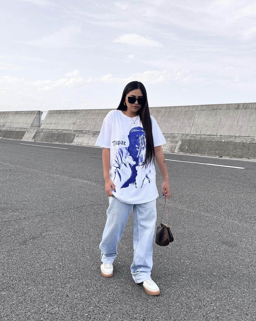 のインスタグラム：「. 今日20:00~発売の @flex_japan × 2pac👑  DMくれてた方 今日発売だよー🫶🏾❤️  是非 @flex_japan でGETしてね🥰 . . . . .  #コーデ#ファッション#カジュアルコーデ#海外ガール#海外コーデ#シンプルコーデ#古着コーデ#スニーカーコーデ#スニーカー女子#ストリートコーデ#ナイキコーデ#ヘアアレンジ#黒髪#スーパーロングヘア#グレーコーデ#海外メイク#海外ヘア#tシャツコーデ#外国人風#ハーフ #nike#hiarstyle#fashionblogger#fashiongram#nikesportswear#usedfashion#nikeshoes#y2k#dunklow」