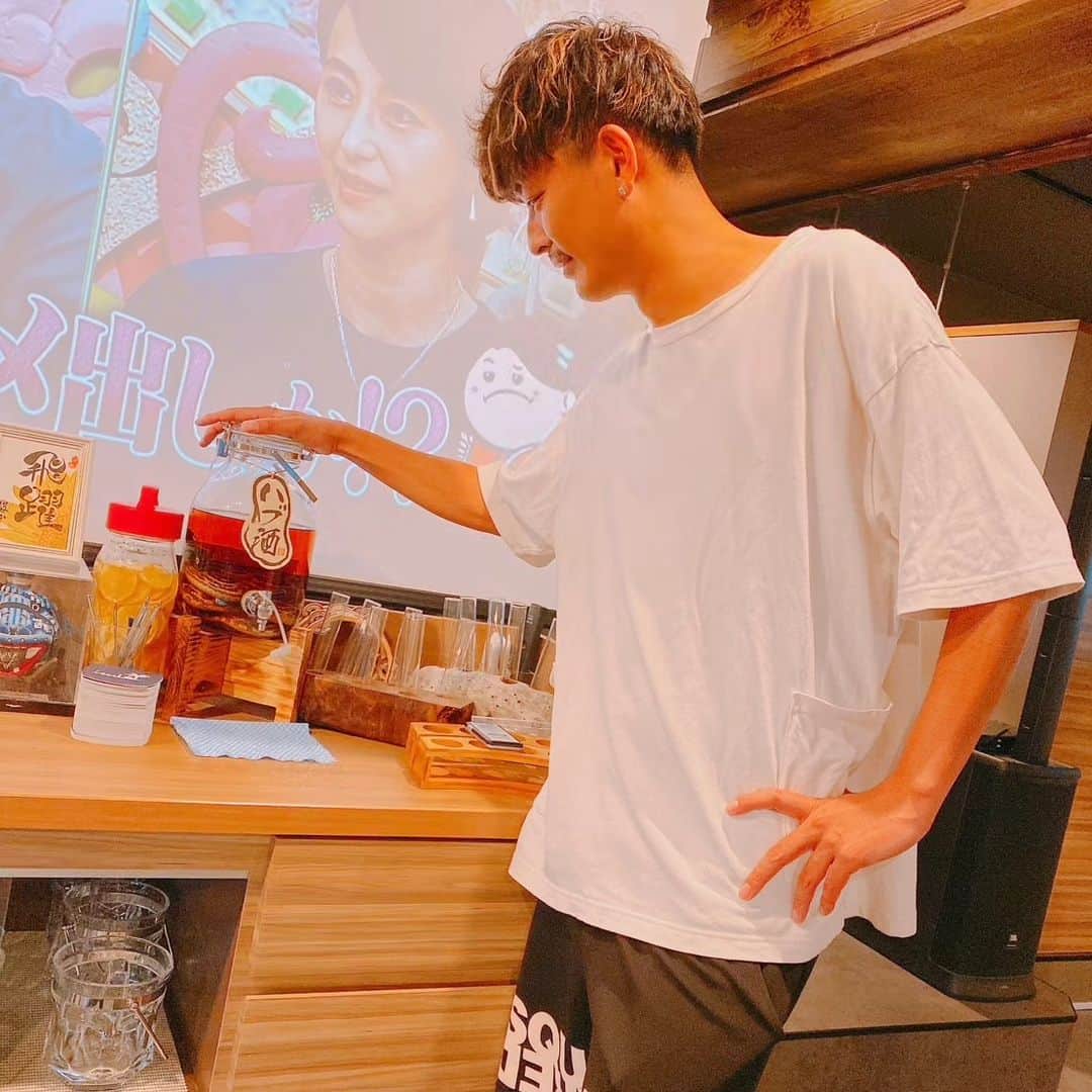 中村昌也のインスタグラム：「久しぶりの出勤です😳 体調は万全です! 皆様お待ちしております😆 宮古島市平良下里646-2 バロックビル6階 #宮古島 #沖縄 #宮古島バー #miyakojima #miyakojimabar #バーイズ #イズ #baris #is #newopen #居酒屋 #海 #beach #japan #中村昌也」