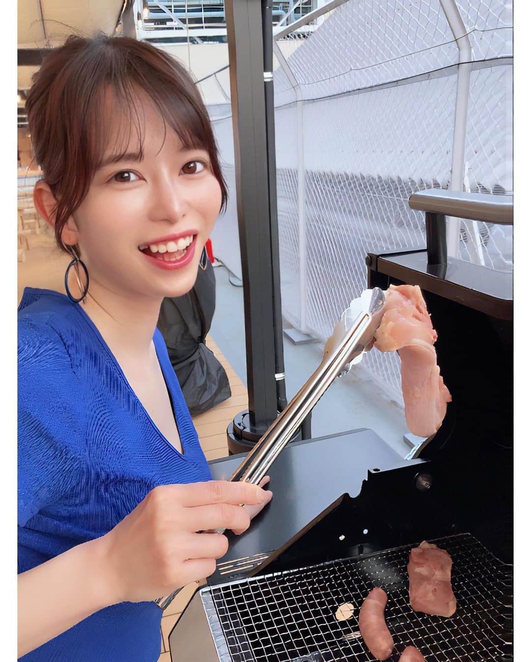 春奈芽衣のインスタグラム：「地元横浜の素敵なお店を紹介🧚🏻‍♀️✨ BACK YARD -Brooklyn Park Yokohama-( @backyard_yokohama )  「ブルックリンの倉庫の屋上にあるオトナの社交場」をテーマにしたBBQビアガーデン🍻  BBQの食材が全部大きくでビックリ！かなりボリューミーな内容🔥  焼き方も1つ1つ解説があってBBQ初心者の私でも失敗しませんでした😊  写真2枚目で私が食べているのはクラフトバーガー(大きい！)🍔グリルで焼いたバンズとパテがめちゃくちゃ美味しかった💗 出来たてのハンバーガーが食べられるなんて滅多にないよね🥳  飲み放題コースのお酒はもちろん(ビール、カクテル、ワイン、ウィスキーなんでもある！)ソフトドリンクも充実していました！ジュースが100パーセントでびっくり😆🍎  実はBBQコースを頼まなくても単品の軽食、ドリンクメニューがあるので(画像6枚目)VIVREでの買い物帰りにふらっと立ち寄って1杯だけ！なんて使い方もできちゃいます💓 実は私もプライベートで1杯だけ飲みに来てたりします🤭🍻  VIVREは学生時代から数え切れないくらいお買い物に来たけど、屋上がこんなに素敵な空間になっていたとは驚き🥰夏の間に絶対また来る🌞🌴  あと、トイレがとっても綺麗だったのも嬉しかった...🚻✨  ご招待ありがとうございました💗  📍 神奈川県横浜市西区南幸2丁目15-13横浜ビブレ屋上  PR @backyard_yokohama #bbqparty  #backyard_yokohama  #横浜グルメ  #横浜ビアガーデン  #横浜bbq  #横浜ランチ #swagroof #yokohama  #VIVRE #bbq  #terrace  #beer  #heineken  #chicken  #japanesemodel  #japanesegirl  #delicious  #gourmet  #gourmetfood」