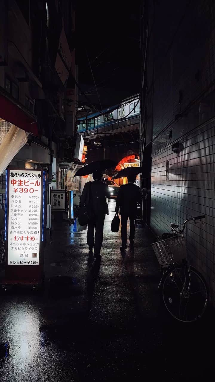 Kaiのインスタグラム：「Finally going home..  — It is known that Japanese salarymen work long hours, often through the midnight (or many people say “Teppen” meaning the very “top”). It is common to go Izakaya for quick drink and then hop on to the last train home.   #tokyo #japan #night」