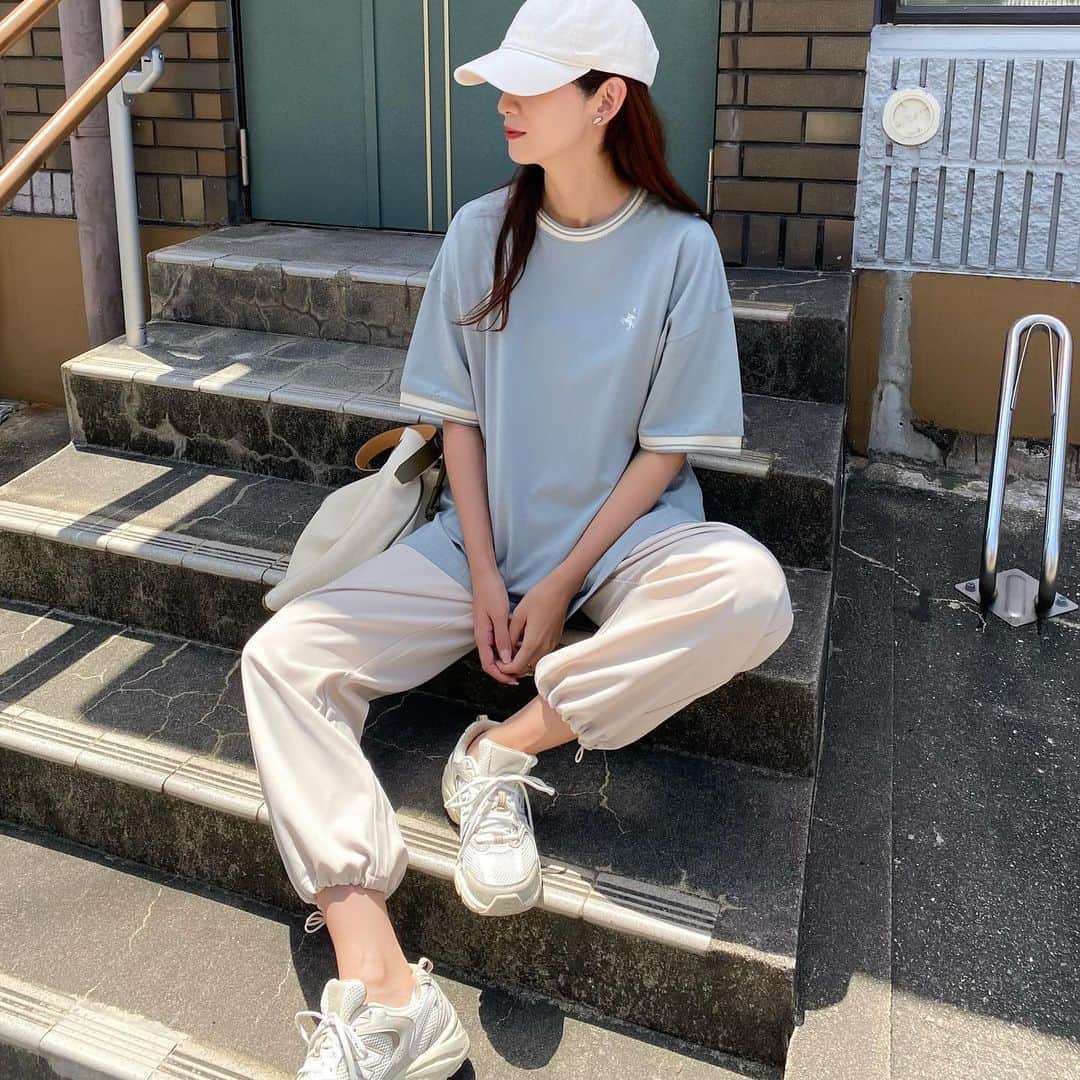 Nagiのインスタグラム：「Tシャツにジョガーパンツ  ゆったりTシャツ、インしてもアウトしても🙆‍♀️  tops. @classicalelf_official  　　　(グリーン Msize着) bottom. dholic shoes. newbalance  cap. #zara  #クラシカルエルフ #classicalelf #エルフコーデ #タイアップ #java #ジャバ #uniqlo#gu#ユニクロ #ジーユー #ザラ #zozo #zozotown #zozo購入品 #zozotown購入品 #Tシャツ #オーバーサイズ #メンズライク#スポーツカジュアル#大人カジュアル」