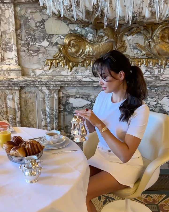 アイーダ・ガリフッリーナのインスタグラム：「Bonjour, Paris ☕️🥐🥐🥐 when you start your morning with croissants - you have to workout double hard afterwards 🤪💪🏼🚴🏻‍♀️…..but you know what? We only live once - so just go for it! Do things that make you happy. Am I right? 😜🥐?   #croissants #pastrieslover @cedricgrolet」