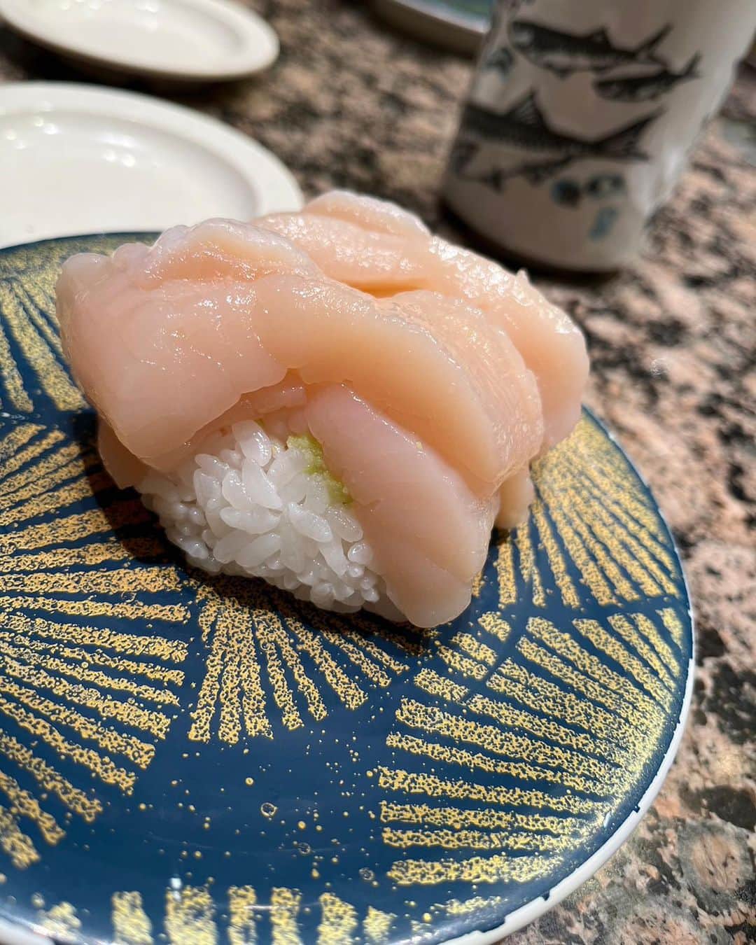 羽瀬萌さんのインスタグラム写真 - (羽瀬萌Instagram)「札幌で大好きな回転寿司屋さん🍣 根室花まる！！！  すワイプしてお寿司の写真も見て！ ネタがキラキラしてるよー🥺❤️❤️❤️  サーモン推しなのでたくさんサーモン食べてきて満足❤️ 普通のサーモンが、東京で食べるトロサーモンより美味しいよ🤤🤤🤤 ちなみにこのホタテは、 二階建てホタテらしいww  お洋服うさまるだった😳 なぜかはまた後日😎😎  #根室花まる　#花まる #札幌寿司　#回転寿司 #北海道 #hokkaido #札幌 #はせめぐごはん」6月8日 19時43分 - megugumigumi