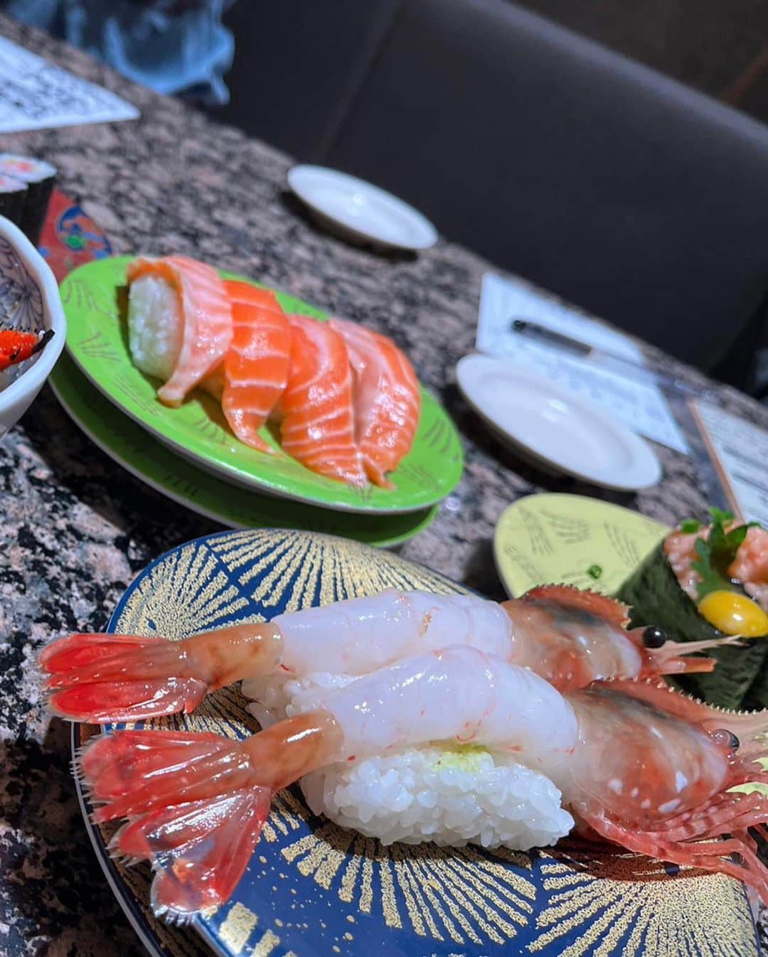羽瀬萌さんのインスタグラム写真 - (羽瀬萌Instagram)「札幌で大好きな回転寿司屋さん🍣 根室花まる！！！  すワイプしてお寿司の写真も見て！ ネタがキラキラしてるよー🥺❤️❤️❤️  サーモン推しなのでたくさんサーモン食べてきて満足❤️ 普通のサーモンが、東京で食べるトロサーモンより美味しいよ🤤🤤🤤 ちなみにこのホタテは、 二階建てホタテらしいww  お洋服うさまるだった😳 なぜかはまた後日😎😎  #根室花まる　#花まる #札幌寿司　#回転寿司 #北海道 #hokkaido #札幌 #はせめぐごはん」6月8日 19時43分 - megugumigumi