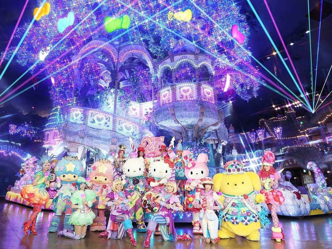 小林香のインスタグラム：「#ミラクルギフトパレード  #サンリオピューロランド   私が担当するリハーサルはすべて終わりました。  キャストみんな、ラストスパートで喰らい付いてきてくれました。 あとはやるのみです。  全4チーム、誇りをもってこの物語を届けてくれることでしょう。  お客様にとって忘れがたい時間となりますように。  #miraclegiftparade  #puroland   明日は日帰り京都で#京都芸術大学舞台芸術学科 の稽古です。からの、ミュージカル『カラフル』！カラフルは歌稽古に突入しております。こちらもすでに見えない何かがほとばしってますので、どうぞ楽しみになさっていてください。  #ミュージカルカラフル  #世田谷パブリックシアター」