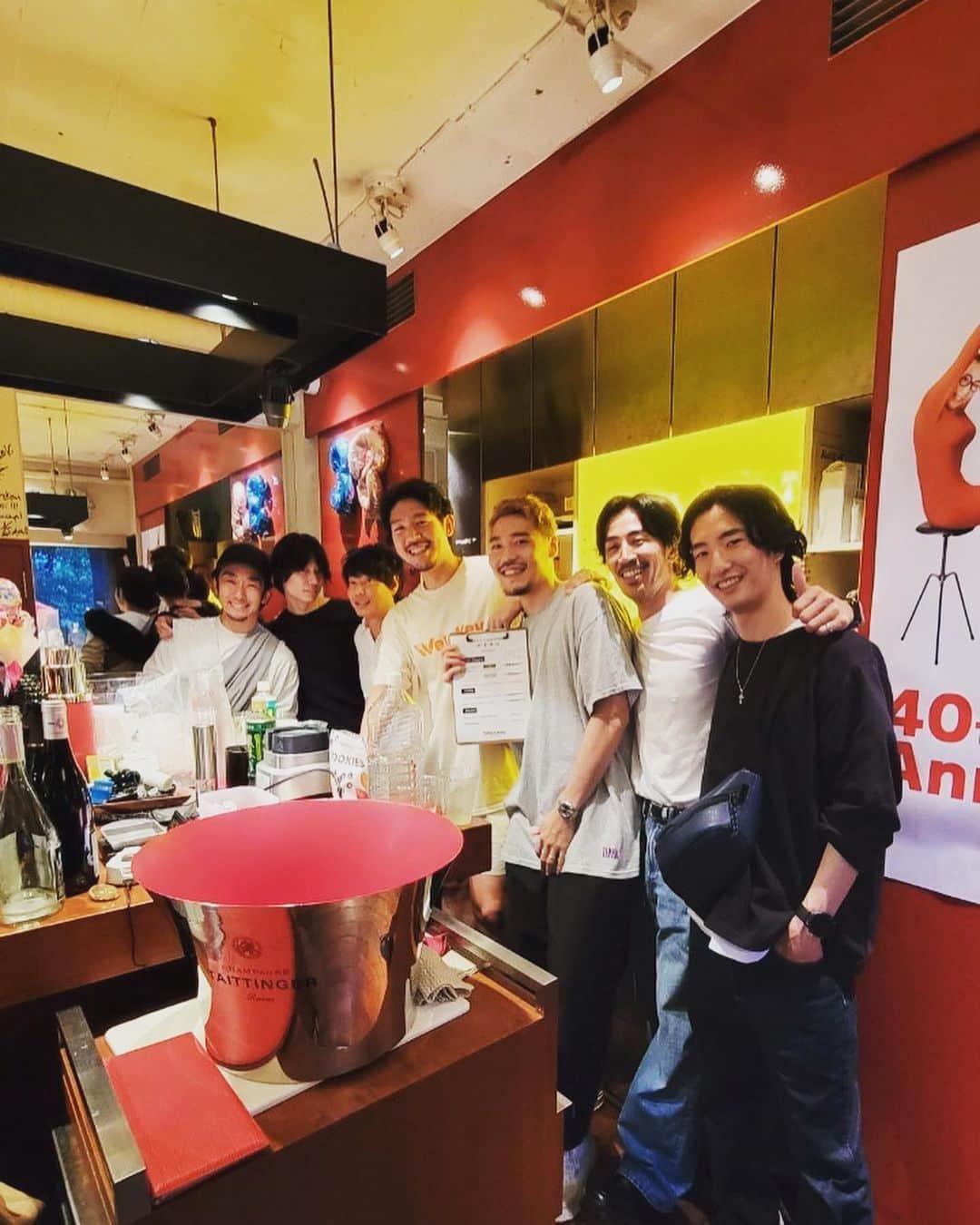 長谷川惠一のインスタグラム：「『WeLLKey CAFE & BAR オープニングイベント(兼長谷川惠一生誕祭)』にお越しいただいた方々、改めてありがとうございました😊  また、お祝いに来てくれた家族、バチェメンバーや友人達ありがとうね😋  こんなにたくさんの方々にお祝いしていただき本当に嬉しいです🥹  ----------------------------------------- これまで私は、パーソナルトレーナーとして、自分はもちろん、お客様の健康をトレーニングを通してサポートしてきました。  健康になるためには、運動だけでは難しく、食事や睡眠、そしてケアが大切です。  その一つである食事面をサポートできる『カフェ』をやることが自分の夢の一つでした。  こうして一つ夢を実現出来たのも、ジムの会員様をはじめ、日頃から応援して頂いている皆さんのおかげですし、いつも支えてくれる家族、友人たちのおかげです。  自分は本当に周りの人たちに恵まれてるなと日々感じています。  その方々に恩返し出来るよう、これからも感謝の気持ちを忘れずに、精進していきます。  少し長くなりましたが、いつもありがとうございます😊 -----------------------------------------  ジムもカフェも皆さんぜひお気軽にお越しくださいませ🙋‍♂️  スタッフ一同心よりお待ちしております💁‍♂️ @wellkey_   #wellkey」