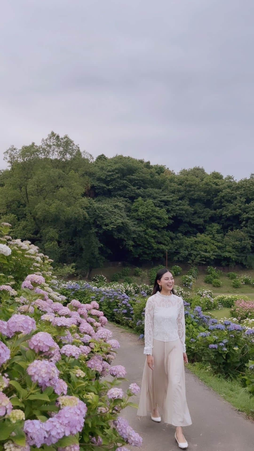 遊海 Yuumiのインスタグラム：「雨に濡れて燃える季節！🌧️💜 かざはやの里で、紫陽花の魔法に包まれてしまうほどの紫陽花！！✨🌸 雨のシーズンだからこそ、紫陽花の美しさが最高潮！💦😍 Burning Season in the Rain! 🌧️💜 Embracing the enchantment of hydrangeas at Kazahaya Village ✨🌸 The beauty of hydrangeas is at its peak during the rainy season! 💦😍 Immerse yourself in a mesmerizing world of purple hues, experiencing Japan’s iconic scenery   #かざはやの里 #紫陽花 #雨の季節 #日本の風景 #幻想的な光景 #三重県　#津市　#visitmie #june #visitjapan #season」