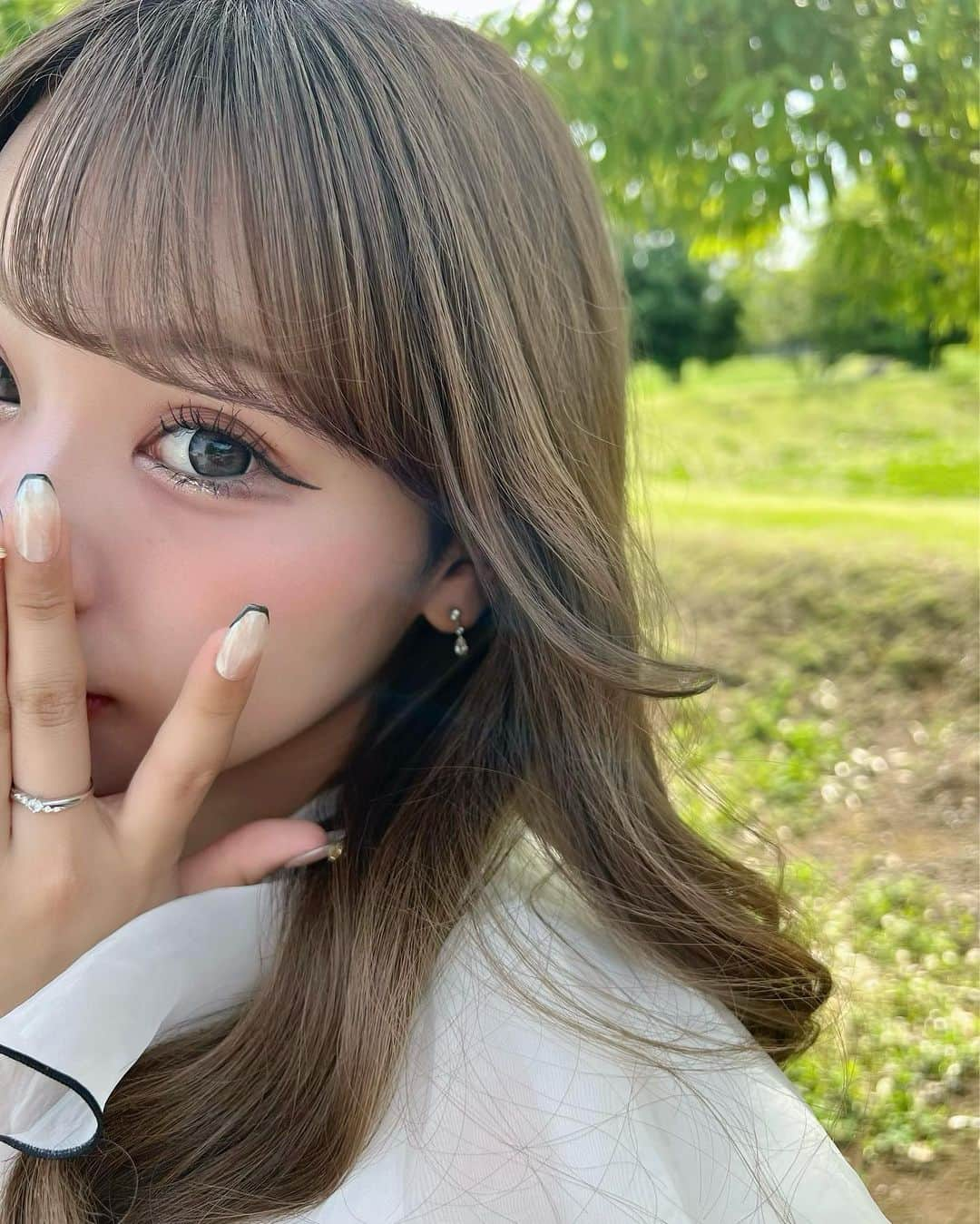 桐原愛歩さんのインスタグラム写真 - (桐原愛歩Instagram)「最近のカラコン👀💛 . LARMEメルティーシリーズのマロンドーナツだよ🍩 くすみベージュがかわいいの💕縁アリだから目もまあるく見えてお気に入り🫣🎶 . #クイーンアイズ #ラルムメルティーシリーズ #マロンドーナツ #カラコン」6月8日 19時47分 - ayuayu_1003