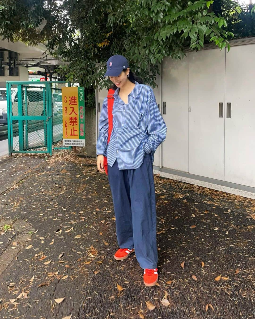 田中シェンのインスタグラム：「侵入禁止の手前側🌈  Shirts @freakstore.official  Pants @stevenalan  Shoes @adidas  Bag / mangrove Cap @redsox  Sunglasses @rayban  ずっと自分のことを 晴れ女だと思ってましたが、返上します。 晴れ、時々曇り女です🌞☁️💁🏻‍♀️  #目黒駅　#白金台駅  @teienartmuseum  #東京都庭園美術館 朝起きた時、今日は緑に囲まれて 庭歩きしたい！どうせなら美術にも 触れたい‼️と思い、庭園美術館へ💁🏻‍♀️ 美術館ってどこも予約制なのですね、やっぱり 予約してない田中はお庭散歩しかできず...。 しかし250円でこのマイナスイオンは最高です🍃 庭にある大理石のオブジェは座ってよかったのかと ビクビクしながら出る時に聞きました。(大丈夫だった)  @kagome_jp  #カゴメトマトジュース 🍅 行きたかったカフェが定休日で困り果てた 田中はコンビニで鉄分を買い、路上(端っこ) でカフェをしました。悪くない👍🏻 早飲みは気をつけて(喉にひっかかるよ)  @goto.tori  #究極の親子丼  どうしても、ランチは親子丼がよかったのですが 行きたかった四ツ谷のお店がランチ休業していたので 「新宿で一番美味しい親子丼」google先生に聞き こちらにたどり着きました。とっても失礼な話 なのですが、店名では絶品親子丼を想像できなく、 一番スタンダードな物を頼んだら.... 「あ、これガチのやつだ...」と思いました🫠❗️ 美味い、卵もタレも米も美味い。 究極の親子丼、新宿にあり！  I found a amazing #oyakodon place in  #shinjukustation ! It’s one of traditional  Japanese good 👍🏻 and I can have it in  @goto.tori 🥢 it can make your brain fly 🧠  #新宿ランチウォーカー #新宿三丁目ランチ  #新宿散歩 #目黒散歩 #目黒ランチ #帽子コーディネート  #ギャップコーデ #🧢♥️ #シャツコーデメンズ  #オーバーサイズシャツ #夏服コーディネート #スポーティーコーデ #vloggirl #capcuteditorvideo🦋❤️🌈 #adidassambaclassic #アディダスコーデ  #庭園散歩 #曇りの日をきちんと楽しんで生きる  #トマトジュース🍅 #日本旅行✈️ #tokyotrip2023」