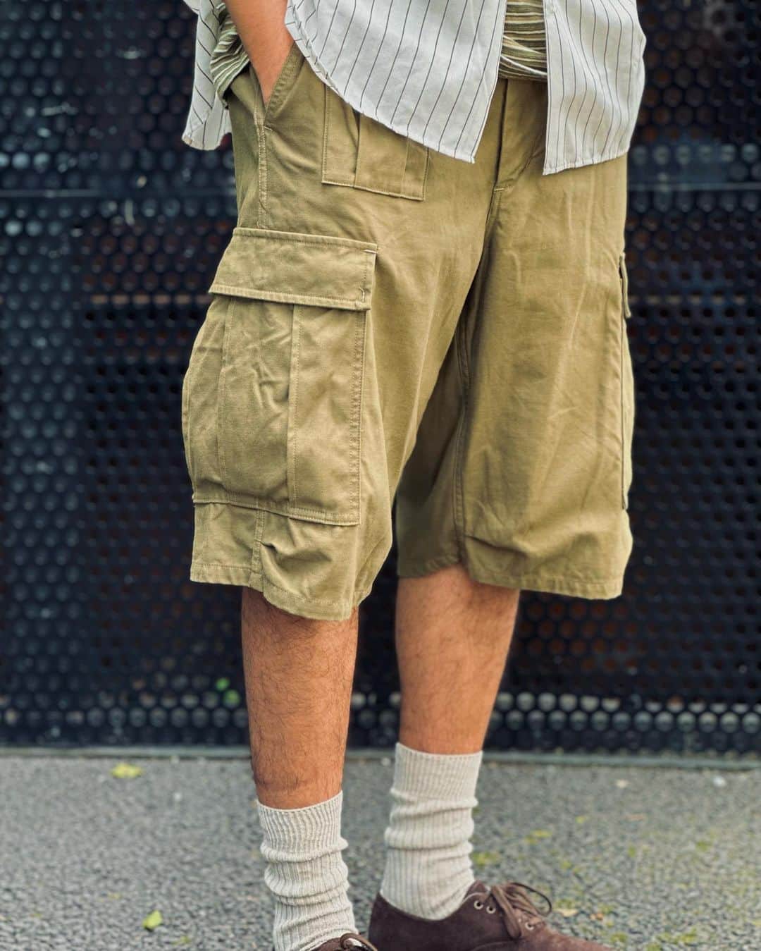 BEAMS+さんのインスタグラム写真 - (BEAMS+Instagram)「・ BEAMS PLUS RECOMMEND.  <NIGEL CABOURN>  "ARMY CARGO SHORT"  Army shorts featuring a design that mixes the US military M-43 and M-51 cargo pants and the British Army vintage. 100% cotton back satin is used. It is a material that you can enjoy aging by wearing it.  -------------------------------------  米軍のM-43とM-51カーゴパンツ、そして英国陸軍のヴィンテージをミックスしたデザインが特徴の〈NIGEL CABOURN＞のアーミーショーツ。コットン100%のバックサテンを使用。履きこむことで経年変化も楽しめる素材です。    #beams #beamsplus #beamsplusharajuku  #harajuku #mensfashion #mensstyle #stylepoln #menswear #nigelcabourn #armyshorts」6月8日 19時56分 - beams_plus_harajuku