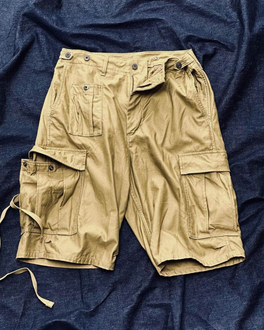 BEAMS+さんのインスタグラム写真 - (BEAMS+Instagram)「・ BEAMS PLUS RECOMMEND.  <NIGEL CABOURN>  "ARMY CARGO SHORT"  Army shorts featuring a design that mixes the US military M-43 and M-51 cargo pants and the British Army vintage. 100% cotton back satin is used. It is a material that you can enjoy aging by wearing it.  -------------------------------------  米軍のM-43とM-51カーゴパンツ、そして英国陸軍のヴィンテージをミックスしたデザインが特徴の〈NIGEL CABOURN＞のアーミーショーツ。コットン100%のバックサテンを使用。履きこむことで経年変化も楽しめる素材です。    #beams #beamsplus #beamsplusharajuku  #harajuku #mensfashion #mensstyle #stylepoln #menswear #nigelcabourn #armyshorts」6月8日 19時56分 - beams_plus_harajuku