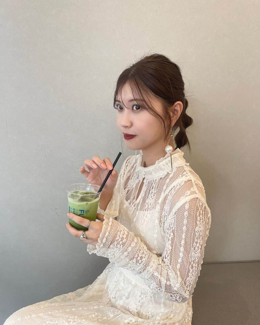 足立沙織のインスタグラム：「. 最近全然してなかったけど 夏はヘアアレンジ頑張りたいなぁ🌙  月に1回くらいのペースで @niho__nerine.votan に まつげパーマと眉毛整えてもらってるんだけど 本当に欠かせん🥺♡  いつもパーマの持ちもよくて 感動しております🪄🪄  . #福岡#福岡カフェ#ヘアアレンジ#セルフアレンジ#たまねぎヘア#夏服#ワンピースコーデ#福岡まつげパーマ#まつぱ#まつげパーマ#福岡美容#ヘアアレンジ簡単#玉ねぎヘアー#アップアレンジ#좋아요반사#좋아요꾹#데일리룩코디」