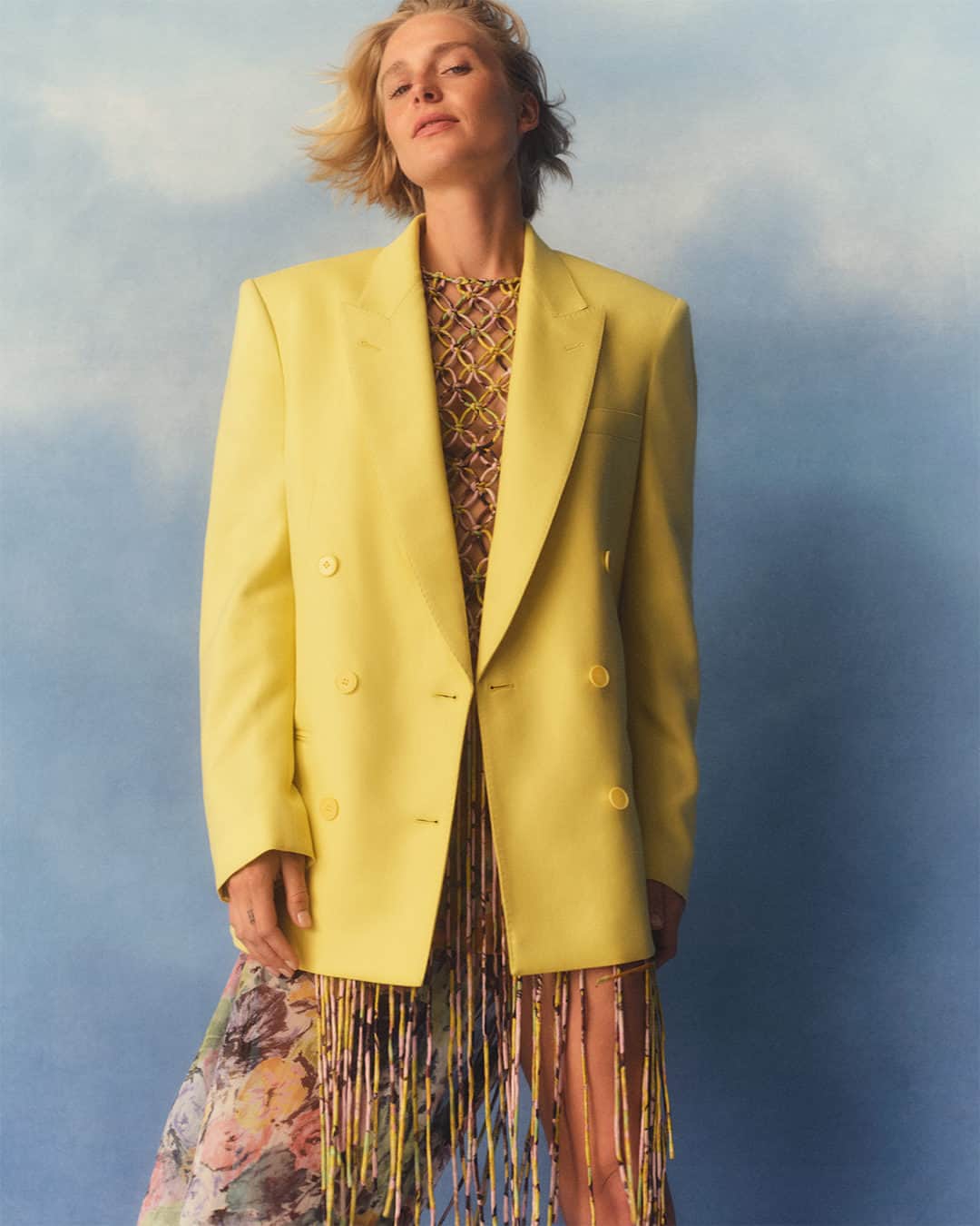 ネッタポルテのインスタグラム：「DRESS UP: Update your eveningwear by layering a sleek blazer in a bold hue. 💛  Tap the link in bio to shop at #NETAPORTER.」