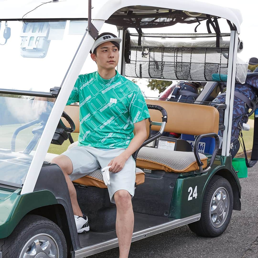 Munsingwearさんのインスタグラム写真 - (MunsingwearInstagram)「機能素材と大胆な総柄グラフィックプリントが魅力のモックネックシャツで、爽やかなスタイルに！ どこかノスタルジックなデザインが今の流行にもマッチしたアイテムです。 背中にはスキャプラプレーンという肩甲骨の動きを妨げないようなパターンカッティングを採用し、アドレス時の肩甲骨辺りのストレスを低減。  『ENVOY』ダブルラッセルメッシュ フラットブリムバイザー(吸汗速乾・抗菌防臭《ビン皮/額に触れ 『ENVOY』MOTION3D&SUNSCREEN吸汗速乾ストレッチmロゴ総柄プリントモックネック 『ENVOY』はっ水ストレッチワイドシルエットショートパンツ(はっ水/ストレッチ)  #munsingwear #マンシングウェア  #ゴルフ #golf #機能素材 #速乾 #ゴルフウェアメンズ #メンズゴルフウェア #ゴルフ男子 #ゴルフ男子コーデ #ゴルフウェア #ゴルフウェアコーデ #ゴルフウェアブランド #ゴルフファッション #ゴルフコーデ #夏ゴルフ #モックネック #ショートパンツ」6月8日 20時00分 - munsingwear_jp