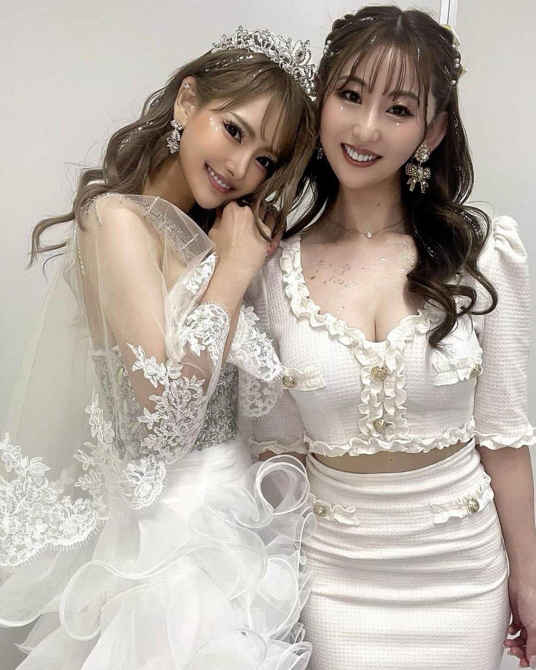 のインスタグラム：「みんなと‎👑🤍  ドレスで人前に出たのが 現役を引退して初めてだったので、 嬉しさと不安と楽しさと緊張と… 本当に色んな感情でした💭  お店の女の子たちやスタッフさん、 関係者の方々や来てくださった方々のお陰で 本当に最高なステージを経験することができました!! 感謝の気持ちでいっぱいです🙏´- ありがとうございました❕  これからも社長として みんなを引っ張っていける存在でありたいです💗  #jvogue」