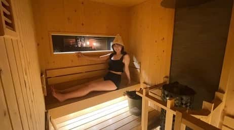 津島衣里さんのインスタグラム写真 - (津島衣里Instagram)「エノシマサウナさん @enoshima_sauna へ 旦那さんと行ってきたよっ🧡  プライベートサウナ（完全予約・完全個室）なのに リーズナブルなのがうれしい！そして広い！宿泊もできるよ！  フィンランドサウナで気持ちよすぎて 2人の一番のお気に入りサウナになりました🧖🏻‍♀️🧖🏻  ロウリュウもセルフでできるし（すごくいい香り） 水風呂は江ノ島の地下水をひいているそう🩵   こんなにいいサウナがあったの！？って 秘密基地を見つけたみたいな気持ち...🫶🏻  混んでほしくはないけどみんなにおすすめしたい。笑  そしてサウナで整ったあとは エノシマサウナのやさしいイケメンお兄さんがおすすめしてくれた すぐ近くの「食堂いのうえ」さんがほんとに美味しすぎたし おばちゃんがやさしくてかわいかった🤤♡♡  私はサーモン親子丼にして（海鮮ちらし丼と悩んだ） 旦那さんはお刺身定食にしてたけど エノシマサウナのお兄さんのオススメは海鮮ちらし丼だった！笑 ので、次回はぜったい海鮮ちらし丼食べるぞー！  今回のサウナと江ノ島の観光の様子も YouTube編集中だからupしたら載せるよん🤍  ほんとにしあわせな時間だったなあ  #エノシマサウナ #サウナ #サウナ女子 #サウナー #フィンランドサウナ #ロウリュ #ロウリュウ #サウナイキタイ #サウナ好きな人と繋がりたい #江ノ島 #片瀬江ノ島  #江ノ島観光 #江ノ島グルメ #食堂いのうえ #youtube #pr」6月8日 20時12分 - eritsushima_official
