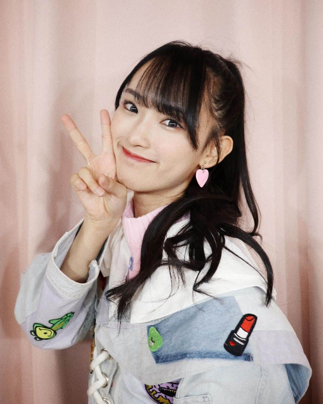 歌田初夏のインスタグラム：「先日卒業発表をさせていただきました🌸  13歳に加入して約7年。  振り返るとほんとにいろんなことがありました。  ただ今ファンの方に伝えたいことはただ一つです。  ありがとう。  私のことを見つけてくれてありがとう。  どんな私も可愛いって言ってくれてありがとう。  私が何喋ってるかわかんなくても笑ってくれてありがとう。  辛い時は励ましてくれてありがとう。  たくさんのコールしてくれてありがとう。  私のためにうちわとか準備して振ってくれてありがとう。  私のために会いにきてくれてありがとう。  私の夢を自分の夢のように思って、たくさん力になってくれてありがとう。  怪我をして踊れなくなっても、ステージに立てなくなっても、ずっとそばで待っててくれてありがとう。  癖が強い私を受け入れるどころか、それがはっつだから、そこが好きなんだよって言ってくれてありがとう。  私の存在する意味を教えてくれてありがとう。  私のことを愛してくれてありがとう。  みんなに会えたことが，本当に、本当に、私にとって一生の宝物です。  卒業後は今のところ芸能活動をここで辞めて新しい夢に進むつもりです。  みんなに私の頑張りが届くように、みんながいないのは心細いけど、頑張るね！  あらためて私の人生を変えてくれたみんなは私にとってのヒーローでした。 　 私と出逢ってくれて本当にありがとう。  卒業公演は7/20にAKB48劇場でやらせていただきます！  卒業してもずっと大好きです。よければ最後まで私のそばにいてください。  最後まで歌田初夏の応援よろしくお願いします😌！  #AKB48 #チーム4 #サムネイル公演　#卒業　#Twitterと文一緒です　#歌田の伝えたいこと　#この通り」