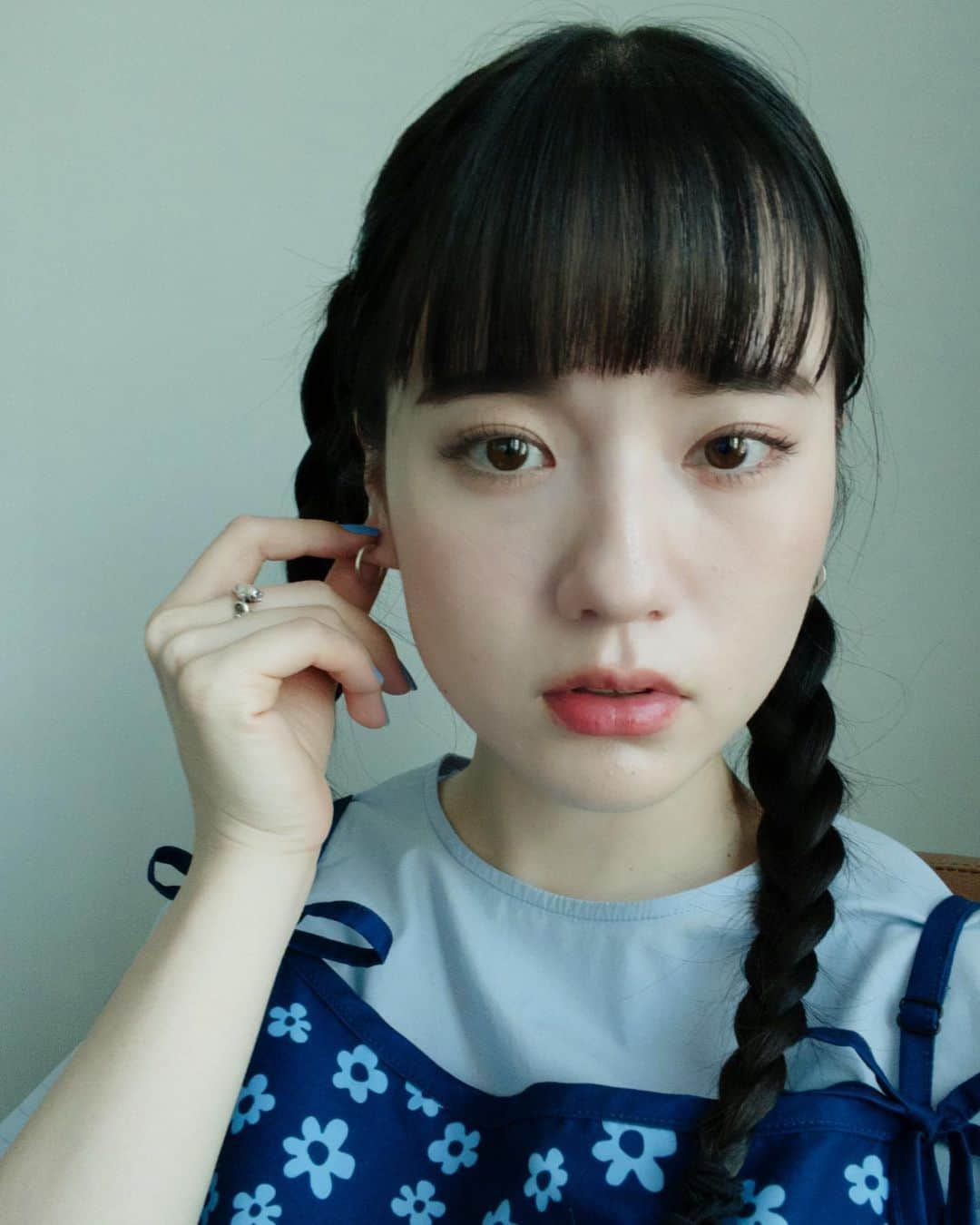 みこのインスタグラム：「わたしのお気に入り旅のお助けアイテムたち💁‍♀️🛩️♡  ①まつげパーマ✶  アイテムじゃないけれど… お風呂上がりに遊びに行きたくなったりする旅にはまつげパーマがとっても便利😌✊  今回も @makoto__eye さんにパリジェンヌをしてもらいました〜。  ②マッサージガン  これ、最近のセルフケアの欠かせないアイテムなので持って行ってみたら、フライト中にすごく助かりました。。小さい席に長時間座りっぱなし&気圧で足がむくんでつらいのがスッキリ！  @tarolingal プレゼントしてくれてありがとう〜😭 @sixpad_official のものなんだけど、かなり小型で持ち運びに便利！  ③norienomotoのwave i phone folder  これ、パスポートもすっぽり入るので空港で大活躍しました！ @norienomoto_official  パスポートに、チケットに、何度も提出しなきゃいけない細々したものが多いフライト。 この子に全部ひとまとめしてすごく便利だった〜！  ④Eveのtravel drest 今月 @gfc.jp でリリース予定のキャミワンピース。 シワにならない素材を使って、長時間のフライトを乗り越えてもボリューミーなシルエットが崩れないデザインに成功して嬉しかった〜🥹 旅ではインナーで温度調節できるキャミワンピがいつも大活躍します！  他にも、何回も旅をしたからこそ気づいた便利グッズがある気がするからまた紹介します。  この夏はたくさんの人が素敵な旅に出られますように〜🙏🍉  #travel_with_mico」