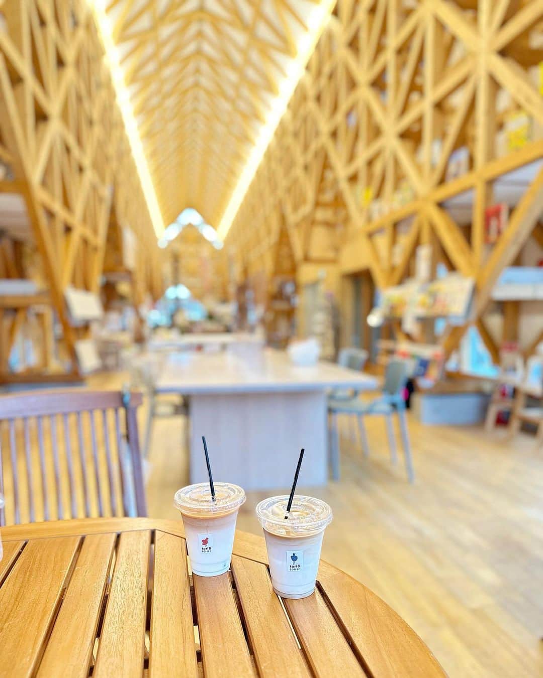 AMIさんのインスタグラム写真 - (AMIInstagram)「❁.*･ﾟ  久々のカフェ写真📸  ここはフリースペースだけどコーヒーと軽めのスイーツが売ってたよ！ 私はコーヒーを注文して、イオンで買ったカヌレを持参して食べたよ🖖  この建築がすごくて写真を撮りたくなるくらいお洒落だった!!  📍Nagakute Tori8 coffee #tori8coffee  #愛知 #長久手  🅿️AEON駐車場 敷地内       *☼*―――――*☼*―――――*☼*―――――*☼*―――― #おしゃれカフェ #愛知カフェ巡り #カフェ巡り好き #名古屋カフェ #カフェすたぐらむ #大人カフェ #フリースペース #おすすめスポット #お出かけスポット #フォトジェニックスポット #インスタ映えスポット #コーヒー好き #タビジョ #旅工房 #いいね歓迎 #フォロー大歓迎 #ヒジャブ  #おしゃれさんとつながりたい #ピンクコーデ #genic_mag #tabijyo_cafe #cafevibes #l4llike #follow4back #hijaboutfit #chanelstyle #hijabme」6月8日 20時07分 - amineko18