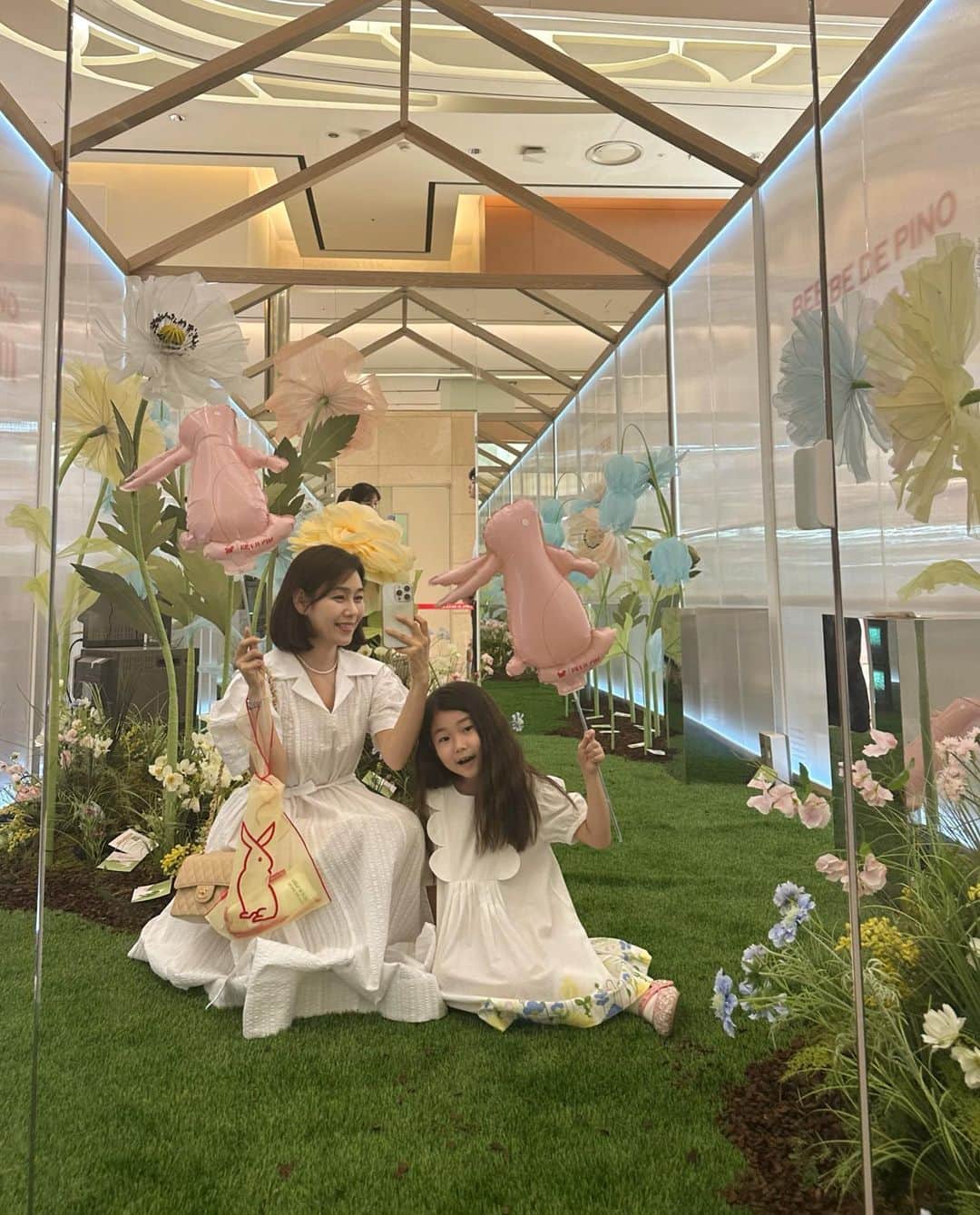 パク・タミのインスタグラム：「- @karymarket_ 의 행사는 늘 배우고 오는 자리 아이들이 사진 남기고 싶어할 동화같은 포토스팟과 사랑스런 가드닝은 너무 많은 사람들덕에 숲속파티^^  @bebedepino x @_minjukim_ 은 오늘부터앞으로 2주간 롯데월드몰에서 팝업이 진행될거예요~  베베드피노와 디자이너 민주킴의 콜라보라니.. 🎈」