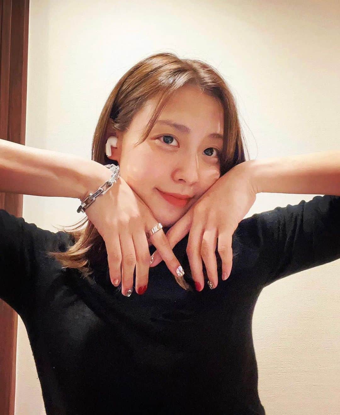 矢吹世奈のインスタグラム：「・ ネイルがキラキラしててかわいかった って舞台観に来た人に言ってもらえました♥️♥️♥️」