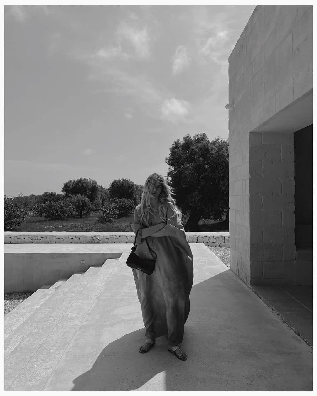 エレオノーラ・カリシのインスタグラム：「Everything is wrapped in  the colors of the earth   Bag @jacquemus via @luisaviaroma  Dress @cortana_official  Sandals vintage Home @casamaiora」