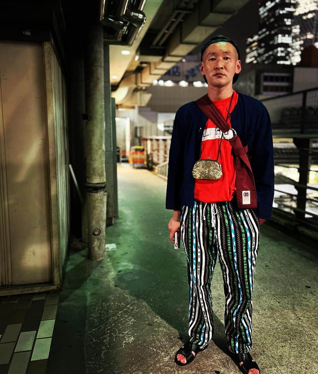 市川刺身さんのインスタグラム写真 - (市川刺身Instagram)「今日の服装。 ルミネ3ステの日。 合間でロングコートダディの兎さんにカレーをご馳走になって合間でロングコートダディの堂前さんに喫茶店代をご馳走になりました。 本当ダディ過ぎます。  本日はさくらももこ展で購入したちびまる子ちゃんの名言Tシャツ。 これにはしずる村上さんも大興奮。 室内の寒さを凌ぐ為の襟ぶち取り上着。 高円寺の古着屋で購入した楽なズボン。 最近大活躍十四才で購入した帽子は被りやすさ◎黒の便所サンダルyorozuのバッグ金のがま口。  3公演目が中学校の修学旅行の団体様でずっと『顔！なにあの顔！』と言われてました。 新ネタワンマンライブまであと10日を切りました。 振り絞っていくので皆様是非。 この時間に家に帰れる。 さあどうする！飯を食うのか雨に負けずサウナに行くのか。と考えながらルミネの通用口で携帯置いて撮りました。 ルミネありがとう。  #今日着た服 #ファッション #古着 #ロングコートダディさん #ご馳走様でした #修学旅行 #ちびまる子ちゃん #さくらももこ先生 #雨だけど傘持たず」6月8日 20時21分 - soitsudoitsu