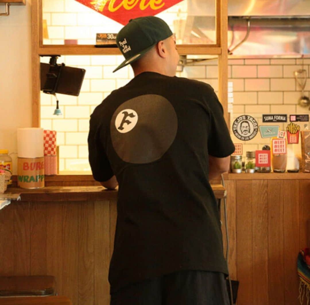 Katsufumi Takihanaさんのインスタグラム写真 - (Katsufumi TakihanaInstagram)「Tシャツのバックにはeight ball🎱 の“8”をFSGの頭文字“Ｆ”に変えてプリント。 eight ball🎱には、 良い意味の「キメる」 悪い意味の「キメる」があります。 フロントにSpiderweb、バックにeight ball。 bad boys & bad girlsはマストバイ💸 今すぐ @foolsogood_jp のonline store へGOだ！」6月8日 20時14分 - katsufumitakihana