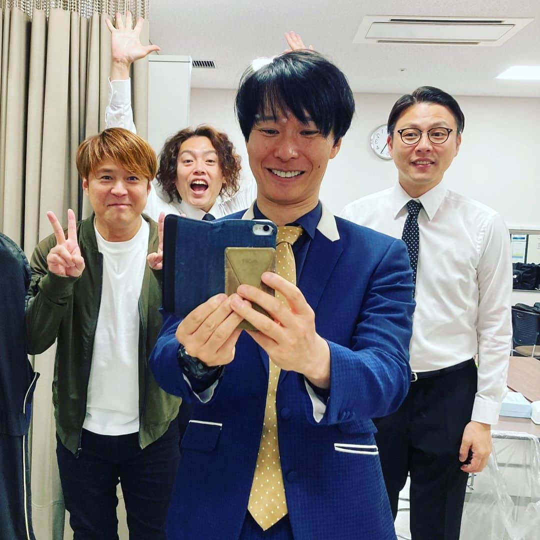 奥田修二さんのインスタグラム写真 - (奥田修二Instagram)「【#自撮りおじさん】  本日はTHE SCONDのイベント。  マシンガンズ滝沢さんの写真フォルダに入り込むことに成功しました！  6/18の単独ライブ東京公演よろしくお願いします！  お弁当も東京ぽくて最高！  #ガクテンソク #マシンガンズ滝沢 さん #テンダラー白川 さん #崎陽軒のシウマイ弁当 #おじさんたちの #わきあいあい」6月8日 20時14分 - gakutensoku_okuda_official