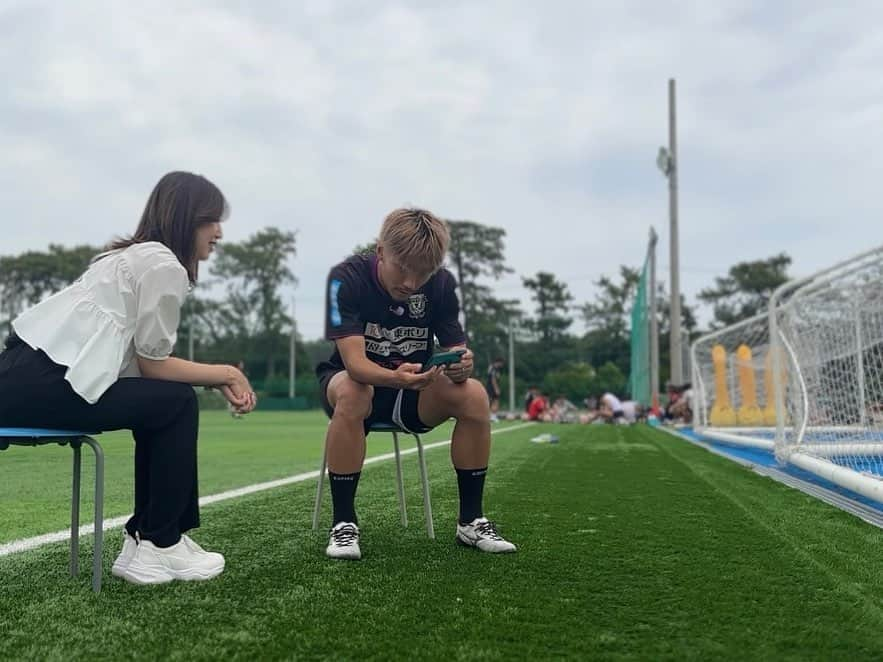 臼井佑奈さんのインスタグラム写真 - (臼井佑奈Instagram)「藤枝MYFC渡邉りょう選手⚽️開幕からJ2得点ランクトップを走り続けるエースに話を聞いてきました☺️✨✨  初めてのJ2で既に10ゴール。自身のゴール、ここまでの戦いぶりを分析してもらいました🙏 渡邉選手って、とっても優しくて、ニコニコしていて、お話しも軽快で、会うとみーーーんながファンになるんです🙆‍♀️ おじさんスタッフもロケが終わった後はメロメロになっていました笑  最後のコメントはエースらしくてかっこよかったなぁ。VTRに入っていますように🙏なければ追記します！笑 6/11(日)のKICK OFF! SHIZUOKA 渡邉りょう選手の特別企画あります！ぜひご覧ください💜  #藤枝MYFC #渡邉りょう 選手 #jleague #KICKOFF」6月8日 20時15分 - yuna_usui