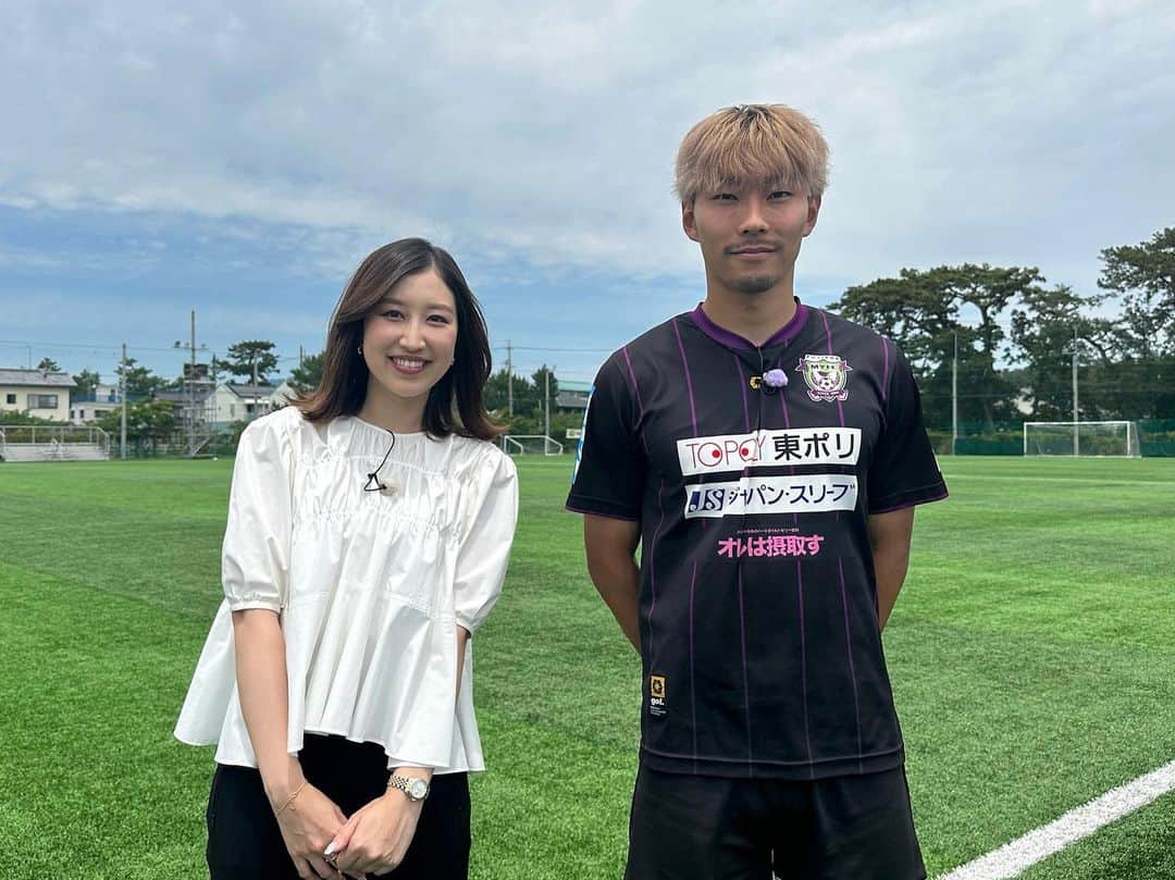 臼井佑奈のインスタグラム：「藤枝MYFC渡邉りょう選手⚽️開幕からJ2得点ランクトップを走り続けるエースに話を聞いてきました☺️✨✨  初めてのJ2で既に10ゴール。自身のゴール、ここまでの戦いぶりを分析してもらいました🙏 渡邉選手って、とっても優しくて、ニコニコしていて、お話しも軽快で、会うとみーーーんながファンになるんです🙆‍♀️ おじさんスタッフもロケが終わった後はメロメロになっていました笑  最後のコメントはエースらしくてかっこよかったなぁ。VTRに入っていますように🙏なければ追記します！笑 6/11(日)のKICK OFF! SHIZUOKA 渡邉りょう選手の特別企画あります！ぜひご覧ください💜  #藤枝MYFC #渡邉りょう 選手 #jleague #KICKOFF」