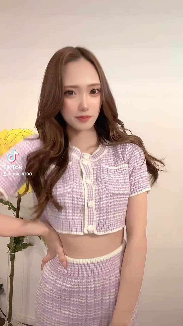 沙季のインスタグラム：「二の腕が太った🐷かなしい🐷  #tiktok #tiktokers #ティックトック #ティックトッカー #韓国ファッション #セットアップ #セットアップコーデ #へそ出し #へそピ」