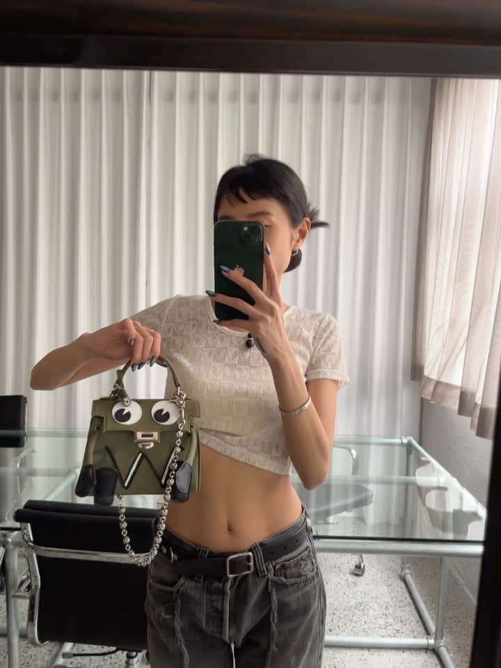 のインスタグラム：「昨日発売のトップスはホワイトにしました、 久しぶりにラブリーなきぶん🤍 @_juemi_  #juemi  バックは今朝届いた🛸 @readymade_official x @_dr_woo_  #readymadexdrwoo #readymade」