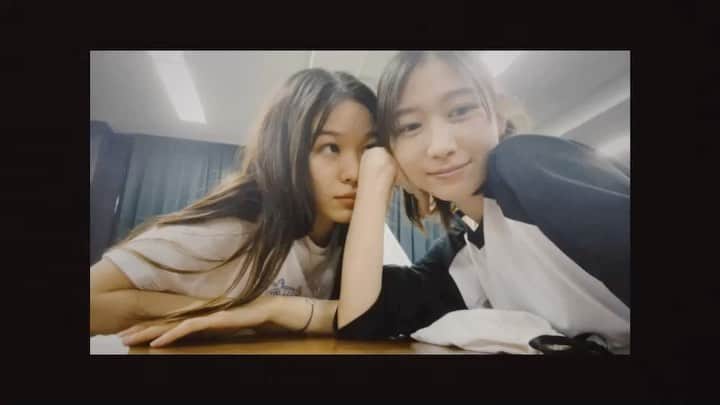 森田想のインスタグラム：「舞台『点滅する女』 6/14〜25、いよいよ公演本番が近づいてます。 東京芸術劇場、シアターイーストにて。 ホームビデオのような宣伝動画のようなホームビデオですが、こんなにも素でいれる稽古場で楽しく作ってますので、是非来て下さい。完全に姉に甘やかされている妹の顔してる。「ぜひ、」の後は拗ねた言い方みたいになったので切りました。チケット購入方法はホームページに記載あります。姉妹と家族、お仲間揃って面白いものをお届けするので、お待ちしてます。前半14日、15日、16日は割引があり大変お得！そして私が多分全然緊張している期間！手と足が一緒に動きそう！お勧めです。 #点滅する女」