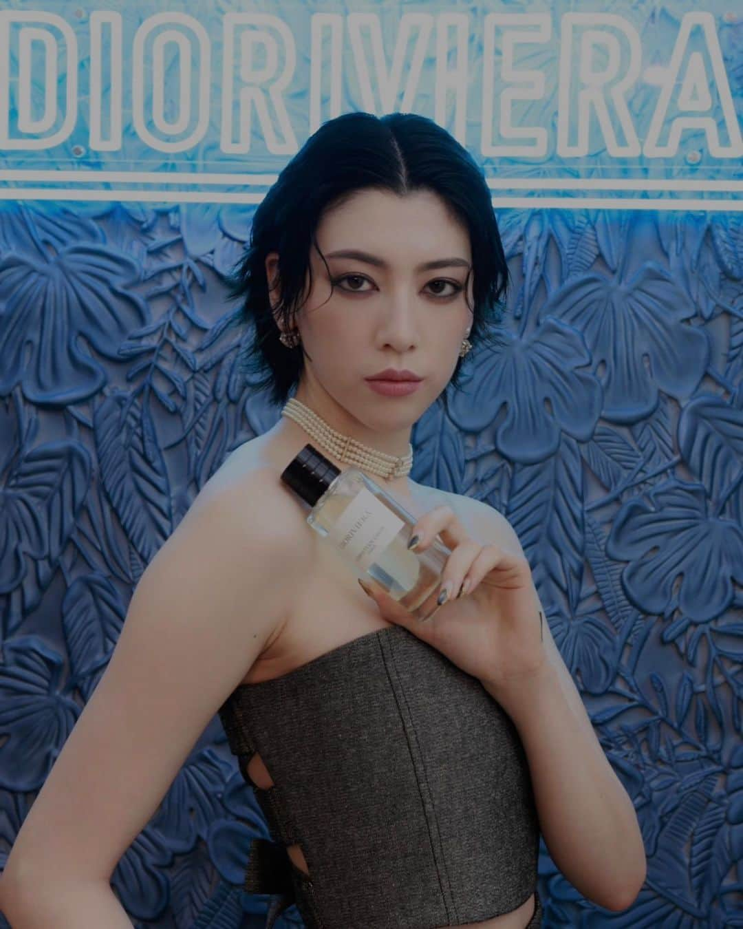 三吉彩花のインスタグラム：「-Dior Beauty-   LE JARDIN DIORIVIERA -ル ジャルダン ディオリビエラ-  ライフスタイルを香りで彩る メゾン クリスチャン ディオールから 新作の香水が登場。  どこか懐かしくもあり まだ見ぬ旅へと導いてくれるような  柔らかく深みのある 無花果のグリーンな香りと ローズの爽やかな奥行きが なんとも言えない魅力を放っています。  @diorbeauty  @dior   #メゾンクリスチャンディオール #ルジャルダンディオリビエラ #LEJARDINDIORIVIERA #SUPPORTEDBYDIOR」