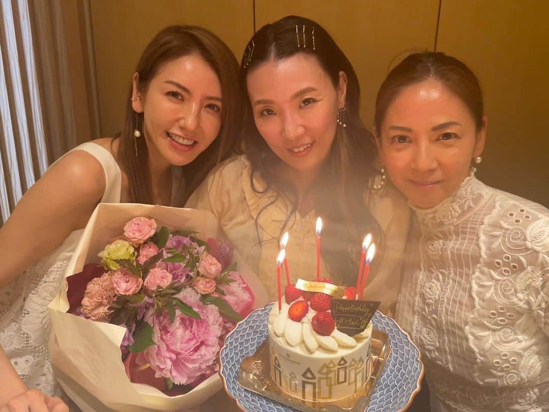 HARUKO（真木明子）のインスタグラム：「@aiutsuno ちゃん❤️ お誕生日🎂おめでとう @mikaofficial99 と 3人でランチから 食べまくり飲みまくり こんな日もいいな🥰と思った昼飲み！！  美香ちゃんの度肝を抜く美香本の出版お祝いも❤️  3年に一回のペースでしか着ないマークジェイコブスのワンピースは相変わらず好きだと思った。  美香ちゃんが2歳しか変わらないのにびっくりして、ジロジロ見てしまった。可愛すぎる🥺」
