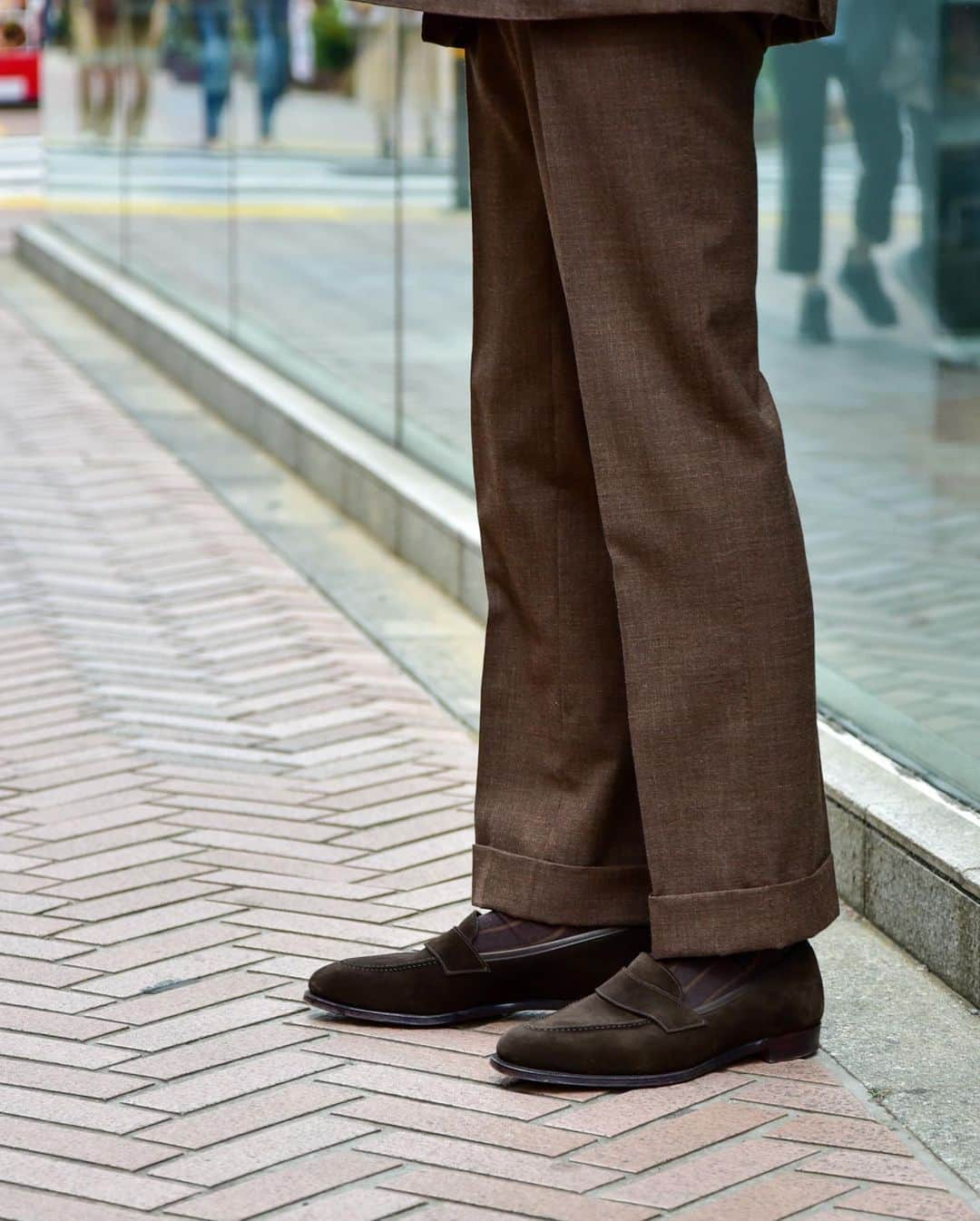 福島雄介さんのインスタグラム写真 - (福島雄介Instagram)「. . Coordinates centered on brown. I'm conscious of the subtle gradation... . . ブラウン中心のコーディネート。 微妙なグラデーション。 クリームっぽい色のシャツがよいムードと思いました。 . .  Glasses- @guepard_jp  Suit- @ring_jacket  Shirt- @guy_rover  Tie- @attovannucci  Pocket chief- @paoloalbizzati  Shoes- @crockettandjones_official  Acc- @givenchy @tiffanyandco @hermes  Watch- @piaget  . . #gentlemanstyle #suit #classic #crockettandjones #bespoke #menswear #ootdmen #mensfashion #suitstyle #vintagewatch #jewelry #glasses #menstyle #gentleman #vintagejewelry #classicstyle #ootdfashion」6月8日 20時20分 - yusuke_tiamo_fukushima