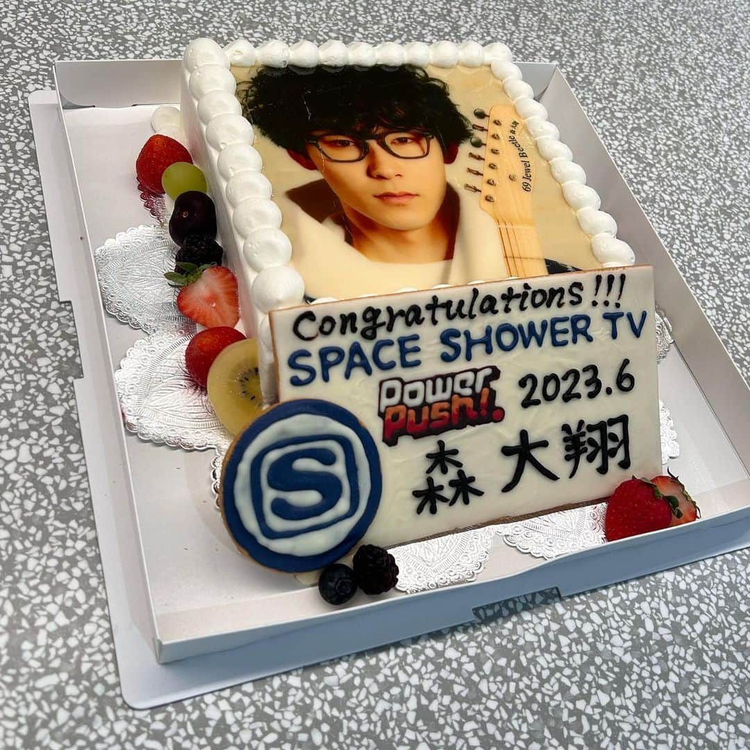 SPACE SHOWER TVさんのインスタグラム写真 - (SPACE SHOWER TVInstagram)「. ◢◤6月度 POWER PUSH!◢◤ 森 大翔 『たいしたもんだよ』 本日POWER PUSH!インタビューを収録しました🎥  なんと明日はお誕生日🎂 POWER PUSH!&リリース&お誕生日のお祝いも込めて、 アーティスト写真のケーキをプレゼント❗️おめでとうございます🎊  インタビューの公開もお楽しみに🎞  #10代最後のインタビュー #スペシャ #POWERPUSH #森大翔」6月8日 20時29分 - spaceshower