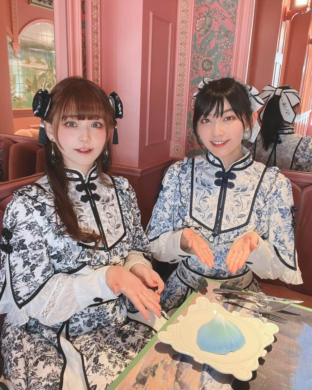 深澤翠さんのインスタグラム写真 - (深澤翠Instagram)「檜山沙耶ちゃんと中華なお茶会♡  行きたいお店がある！！ と誘ったのだけど  星箱Worksの 青華磁ワンピースを着て行ったら やっぱりぴったりでした♡♡  富士山食べたよ🗻 中身まで全部美味しかったなぁ 甘い中にもお塩がちょこっと入っていて食べやすかったです♡  ロリィタの話など いろんな話をして 可愛いに溢れた幸せな時間でした☺️  #lolitafasion  #小楽園  #檜山沙耶」6月8日 20時29分 - midorifukasawa