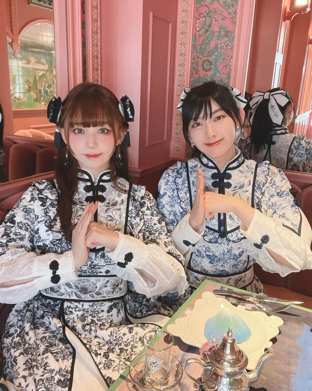 深澤翠のインスタグラム：「檜山沙耶ちゃんと中華なお茶会♡  行きたいお店がある！！ と誘ったのだけど  星箱Worksの 青華磁ワンピースを着て行ったら やっぱりぴったりでした♡♡  富士山食べたよ🗻 中身まで全部美味しかったなぁ 甘い中にもお塩がちょこっと入っていて食べやすかったです♡  ロリィタの話など いろんな話をして 可愛いに溢れた幸せな時間でした☺️  #lolitafasion  #小楽園  #檜山沙耶」