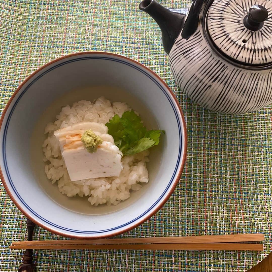 日本全国お取り寄せ手帖WEBさんのインスタグラム写真 - (日本全国お取り寄せ手帖WEBInstagram)「浪速の味、鱧（はも）が主役の絶品蒲鉾「蒲穂子（がまほこ）」「オードブルかまぼこセット」  @daitora_kamaboko  蒲鉾は、日本が誇る代表的な伝統水産食品。近年は、低カロリーかつ消化の早い高タンパクのヘルシーな食品としてその価値が再認識されています。蒲鉾は全国各地で作られていますが、今回、編集長アッキーこと坂口明子の目に止まったのは、大阪ミナミ・戎橋筋に本店を置く大寅蒲鉾株式会社の「蒲穂子」と「オードブルおつまみセット」。大阪（浪速）の蒲鉾は他の土地の蒲鉾と何がどう違うのか、同社４代目社長の市川知明氏にお話を伺いました。  ※詳しくはプロフィール欄のURLから  #お取り寄せ　#お取り寄せ手帖　#通販  #通販グルメ　#お取り寄せグルメ　#おうち時間  #おうち居酒屋　#おうちごはん  #大阪府　#難波　#大寅　#かまぼこ　#練り物　#大阪グルメ　#スプーンでかまぼこ　#蒲穂子」6月8日 20時30分 - otoriyose_techo