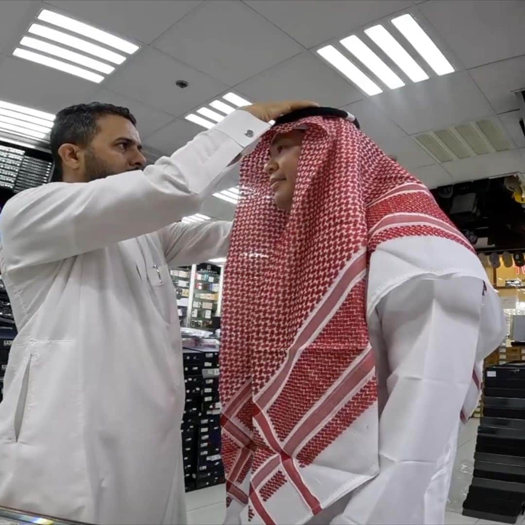 おのださんのインスタグラム写真 - (おのだInstagram)「どうも、おのだです！ 今回は、サウジアラビア第6の都市「ダンマーム」に行ってきました🇸🇦 訪れた理由は、航空券が安いからという理由でしたが、現地の方がとても優しく訪れてよかったです✨  サウジアラビアの民族衣装を購入してから、周りからの反応が変わりとても人気者になった気分になれました！  皆さんもぜひ、サウジアラビアに訪れた際には、民族衣装をきてみてください！！ 人気者になれます✨  #おのだ #Onoda #サウジアラビア #ダンマーム」6月8日 20時24分 - mr.onoda