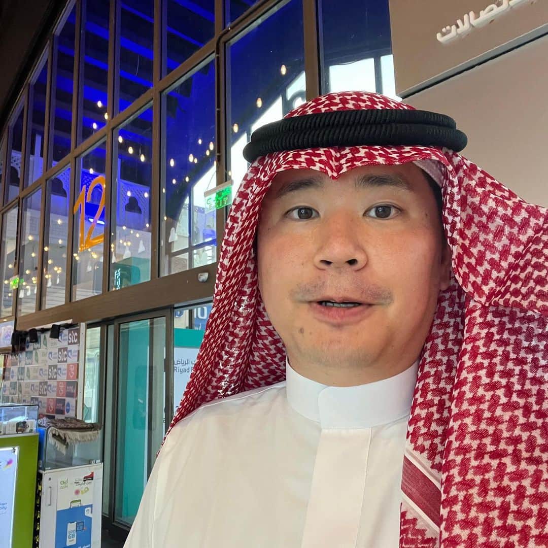 おのださんのインスタグラム写真 - (おのだInstagram)「どうも、おのだです！ 今回は、サウジアラビア第6の都市「ダンマーム」に行ってきました🇸🇦 訪れた理由は、航空券が安いからという理由でしたが、現地の方がとても優しく訪れてよかったです✨  サウジアラビアの民族衣装を購入してから、周りからの反応が変わりとても人気者になった気分になれました！  皆さんもぜひ、サウジアラビアに訪れた際には、民族衣装をきてみてください！！ 人気者になれます✨  #おのだ #Onoda #サウジアラビア #ダンマーム」6月8日 20時24分 - mr.onoda
