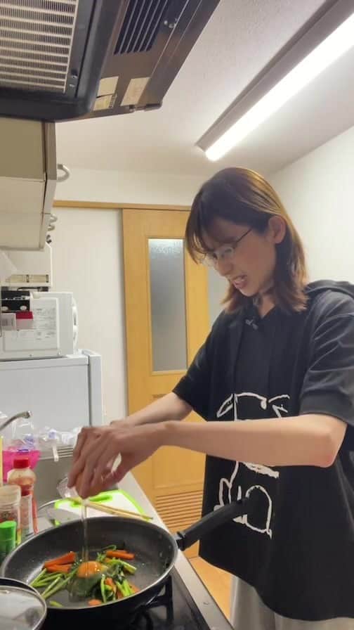 河村唯（うめ子）のインスタグラム：「トーク配信の前に、 冷蔵庫の中を掃除料理。  ・焼肉(胸肉) ・なんだかわからない洋風炒め  卵割るの、苦手な方。笑  さて、後ほど会いましょー。 食べたいって言ってくれた人、ありがとうございます。笑 そんな言葉に、救われる料理たちです。  あ！あと、 音チェックメンバーもありがとう！🤣🤣🤣  #料理 #インスタライブ #一人暮らし」