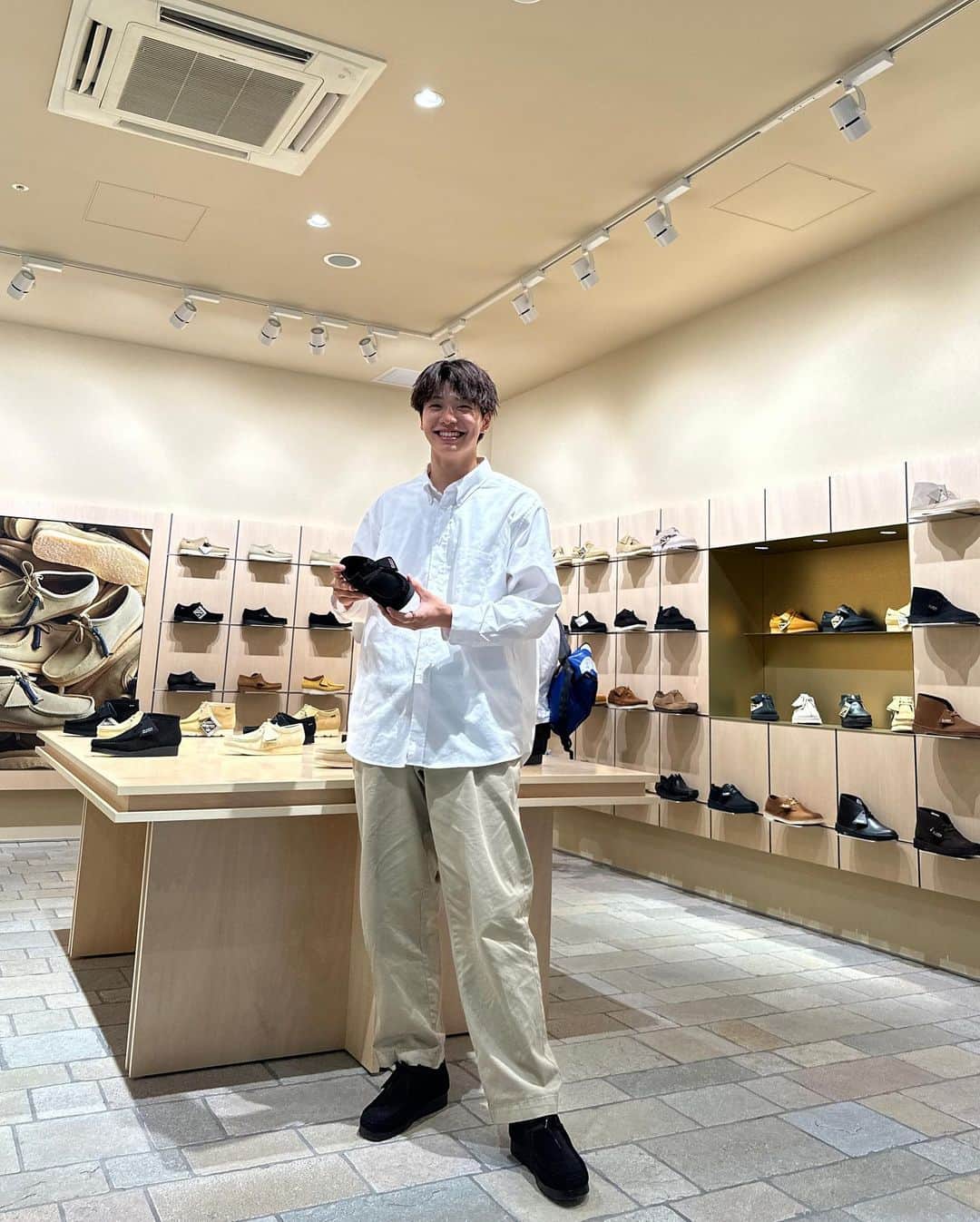りょーたさんのインスタグラム写真 - (りょーたInstagram)「㊗️🎉 CLARKSが6月9日に京都店オープンするからお先にお邪魔して来た✨ • 俺がほぼ毎日愛用してるぐらいオススメのスニーカー😊 • • • #clarks #clarksoriginals #クラークスオリジナルズ #クラークス #クラークスオリジナルズキョウト」6月8日 20時24分 - ryota_926