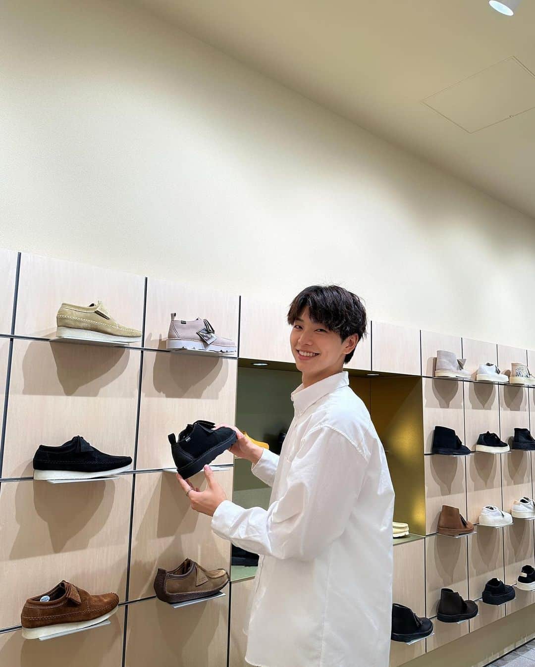 りょーたさんのインスタグラム写真 - (りょーたInstagram)「㊗️🎉 CLARKSが6月9日に京都店オープンするからお先にお邪魔して来た✨ • 俺がほぼ毎日愛用してるぐらいオススメのスニーカー😊 • • • #clarks #clarksoriginals #クラークスオリジナルズ #クラークス #クラークスオリジナルズキョウト」6月8日 20時24分 - ryota_926